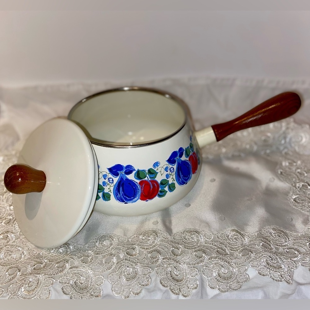 3/55$ Cottage core Vintage 1970s Enamelware Pot with wood handles‎